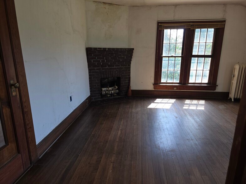 More Photos Of 328 Buckmarsh St, Berryville Flex For Sale
