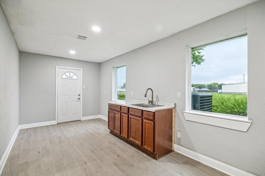 More Photos Of 28011 High Meadow Rd, Tomball Office Residential For Lease