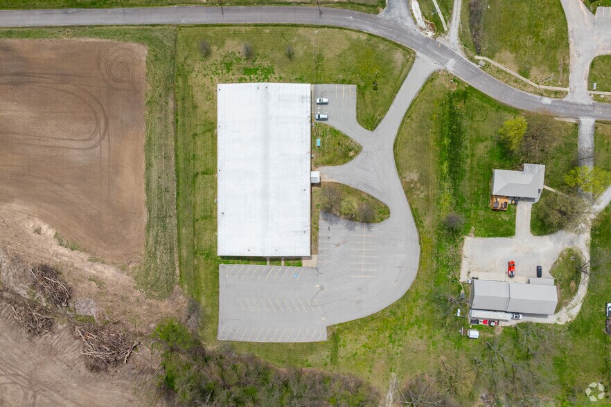 More Photos Of 601 E Marshall St, Sweet Springs Flex For Sale