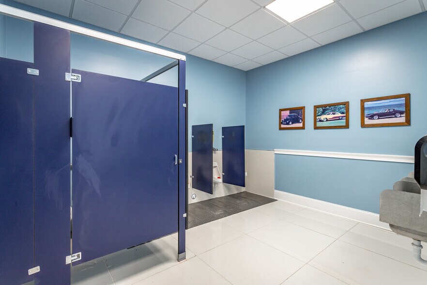 More Photos Of 395 S Ocoee St, Cleveland Showroom For Sale