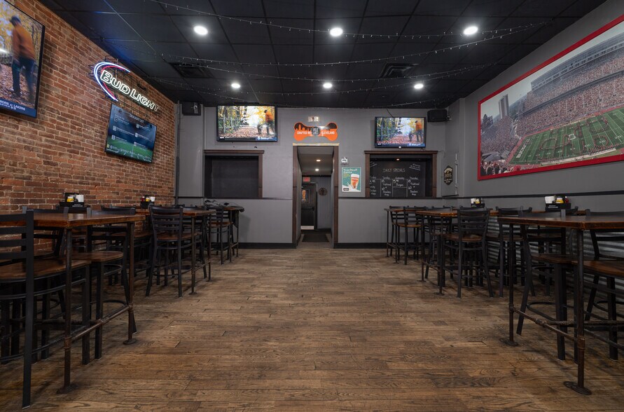 More Photos Of 127 S Broadway St, New Philadelphia Storefront Retail Office For Sale