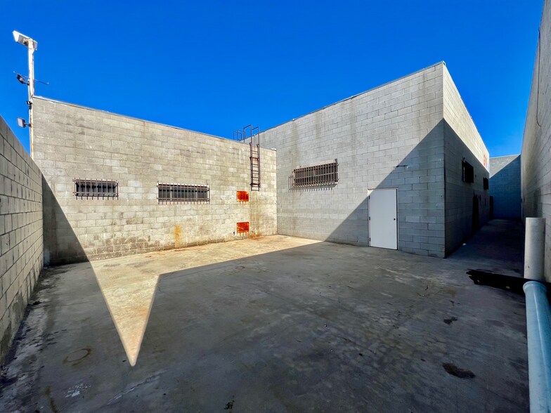 More Photos Of 14620 Novice St, Panorama City Warehouse For Sale
