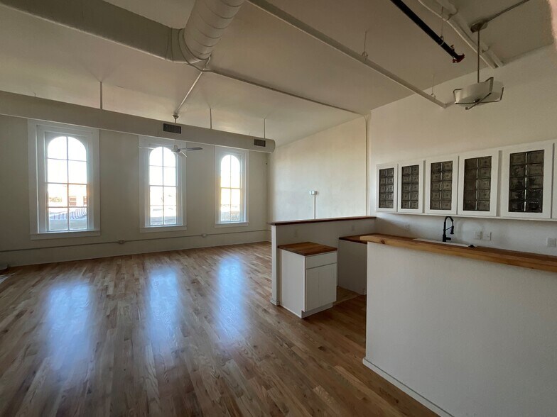 More Photos Of 201-205 E Chambers St, Cleburne Apartments For Lease