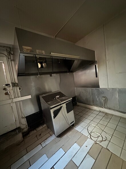 More Photos Of 522 S 5th St, Philadelphia Storefront Retail Residential For Lease