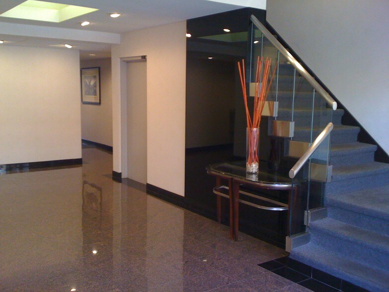More Photos Of 6650 N Northwest Hwy, Chicago Office For Lease