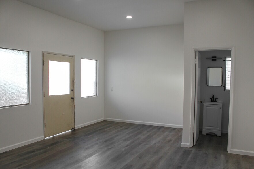 More Photos Of 3265 E 7th St, Long Beach Storefront Retail Residential For Lease