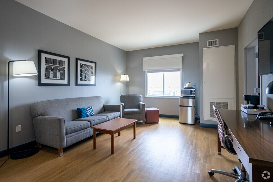 More Photos Of 8720 Gulf Freeway, Houston Hotel For Sale