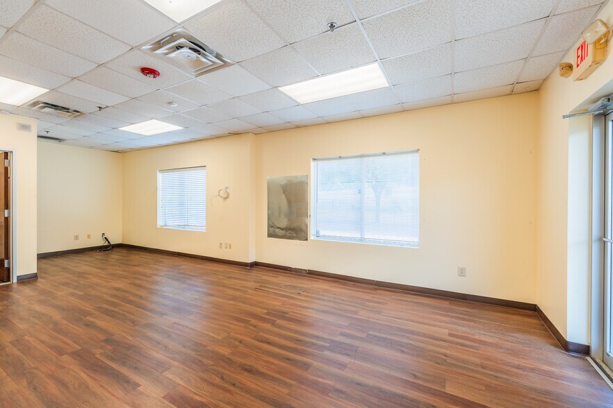 More Photos Of 5750 N Sam Houston Pky E, Houston Warehouse For Lease