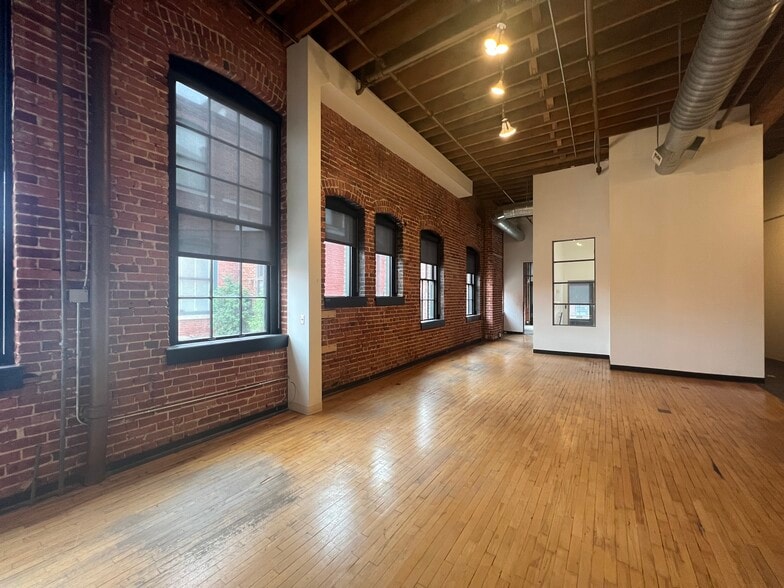 More Photos Of 210 W 19th Ter, Kansas City Office For Lease