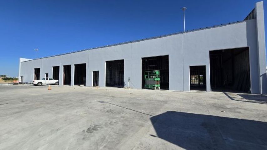 More Photos Of 405 Crossroads St, Laredo General Retail For Lease