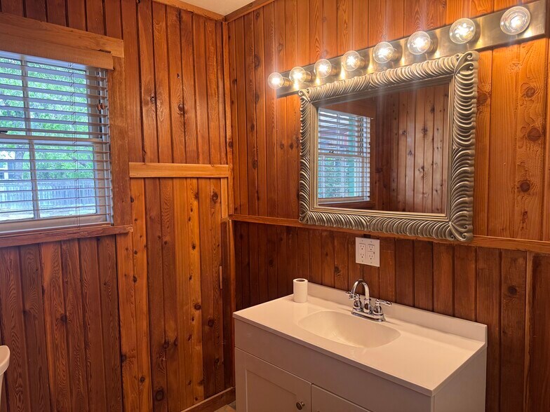 More Photos Of 400 Harvey St, San Marcos Office For Sale