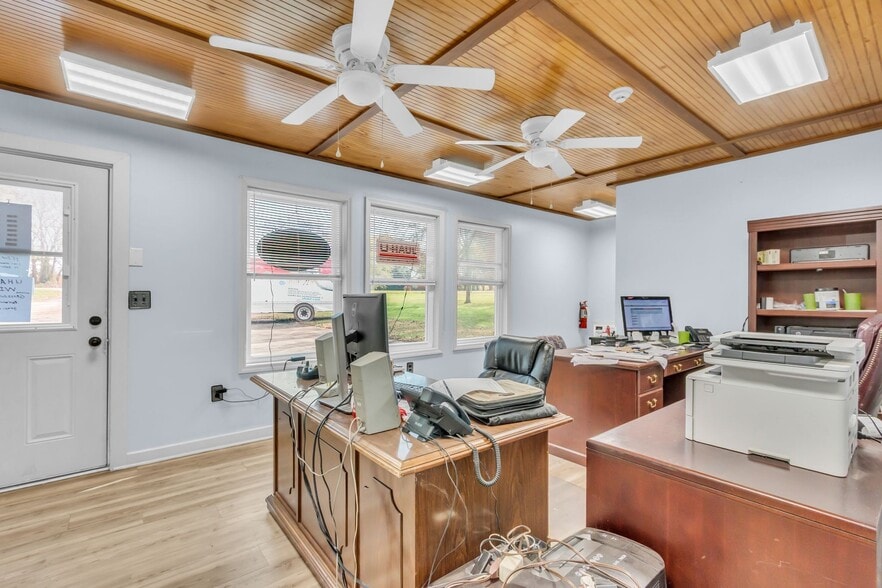 More Photos Of 6522 Polk Ln, Columbia Auto Repair For Sale