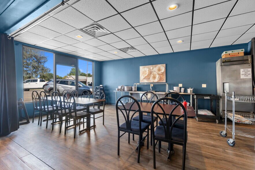 More Photos Of 25 W Tywappity St, Benton Restaurant For Sale