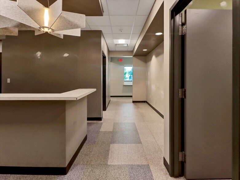More Photos Of 7901 Palm River Rd, Tampa Medical For Lease