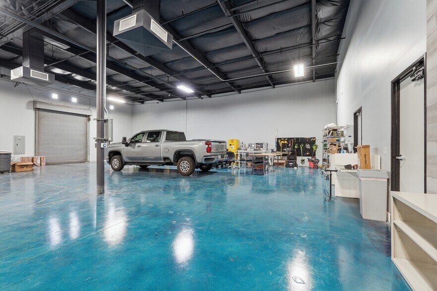 More Photos Of 3401 E Harbour Dr, Phoenix Light Manufacturing For Lease