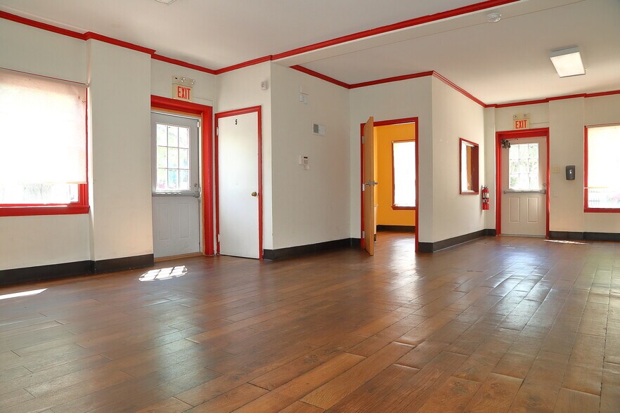 More Photos Of 221 E Princess St, York Office For Sale