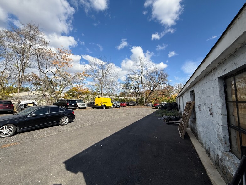 More Photos Of 9 Wilson Dr, New Castle Auto Repair For Lease