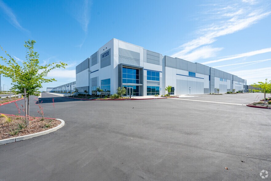 More Photos Of 7320 Power Line Rd, Sacramento Distribution For Lease