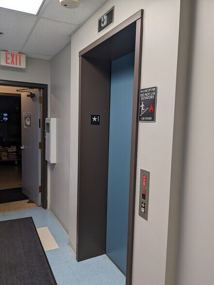 More Photos Of 1407 Rensen St, Lansing Office For Sale