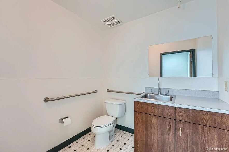 More Photos Of 2220 S Fraser St, Aurora Office For Sale