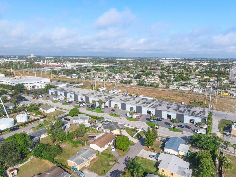 More Photos Of 1205-1421 Hill Ave, Mangonia Park Warehouse For Lease