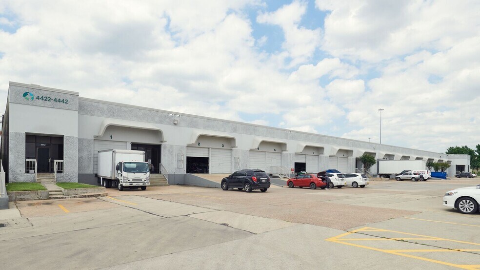 More Photos Of 4444-4464 W 12th St, Houston Unknown For Lease