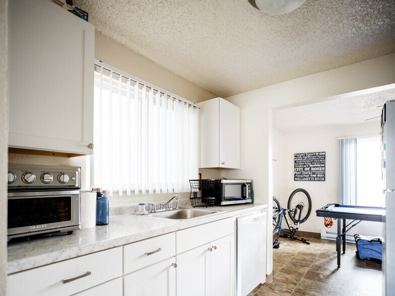 More Photos Of 340 S Locust St, Canby Apartments For Sale
