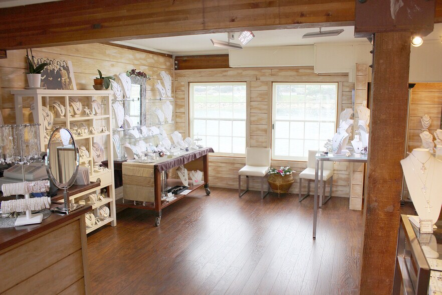 More Photos Of 95 Fishermans Wharf, Monterey Storefront For Sale