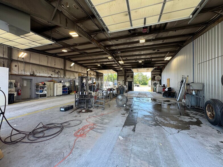 More Photos Of 140 Storage Solutions Ln, White Post Warehouse For Lease
