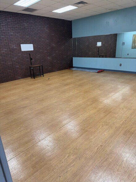 More Photos Of 300 Airport Commons Dr, Calera General Retail For Lease