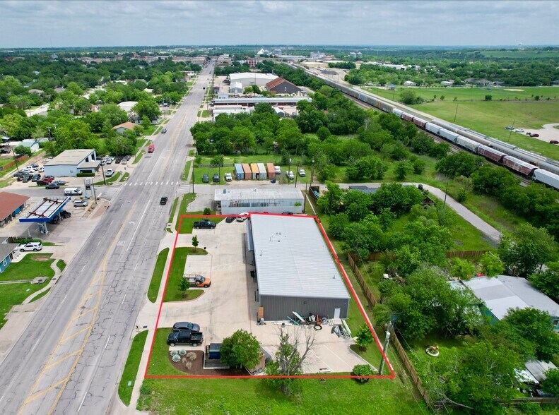 More Photos Of 1009 W 2nd St, Taylor Flex For Sale