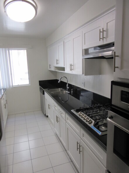 More Photos Of 537 San Vicente Blvd, Santa Monica Apartments For Sale