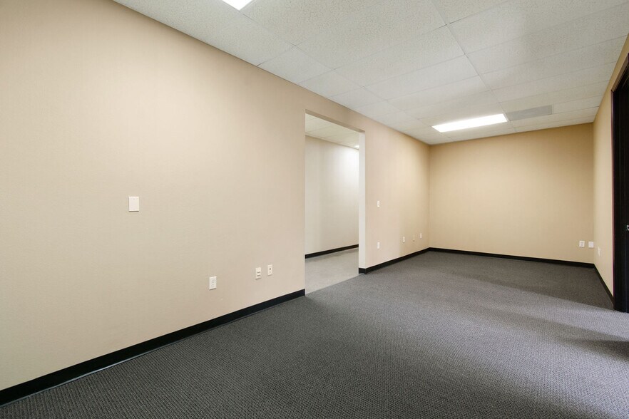 More Photos Of 21755 N I-45 Fwy, Spring Flex For Sale