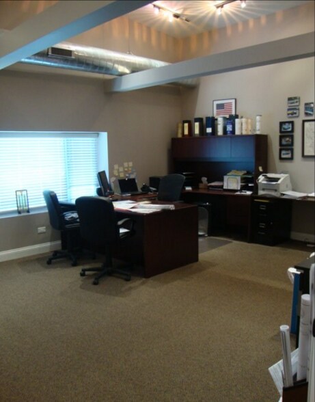 More Photos Of 501 Willow Blvd, Willow Springs Warehouse For Lease