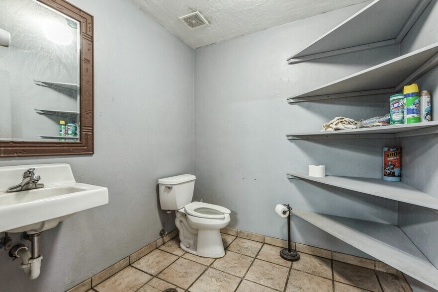 More Photos Of 114 Thomas Cir, Monticello Warehouse For Lease