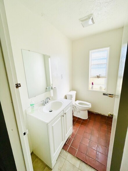 More Photos Of 12414 Whittier Blvd, Whittier Warehouse For Lease