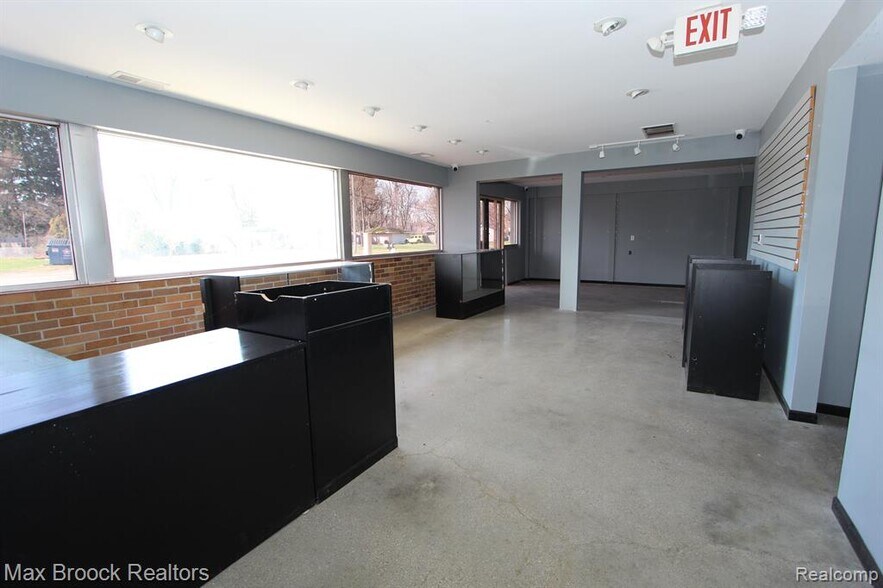 More Photos Of 110 Creekview Dr, Battle Creek General Retail For Sale