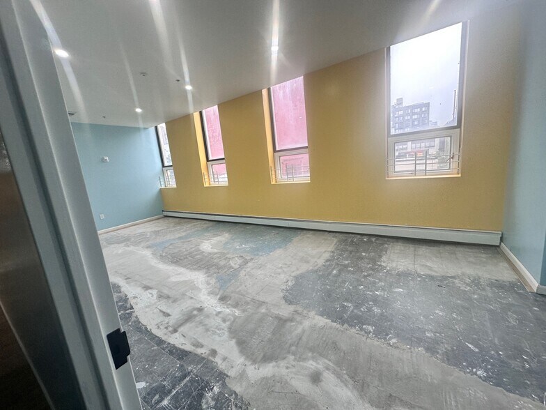 More Photos Of 1143-1147 47th Ave, Long Island City Showroom For Lease