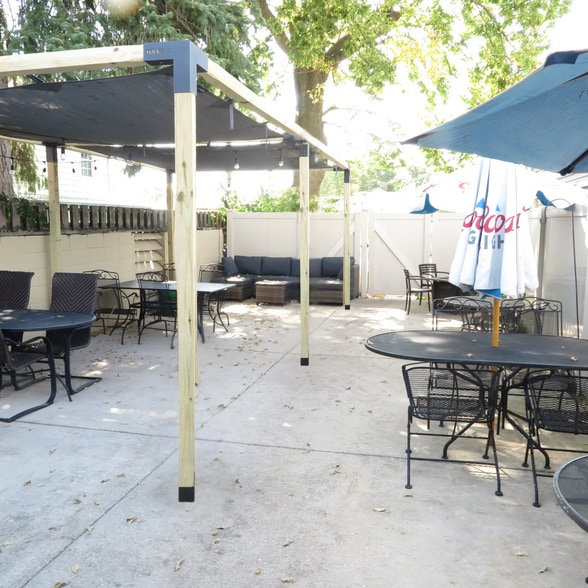 More Photos Of 139 E Walnut St, Oglesby Restaurant For Sale