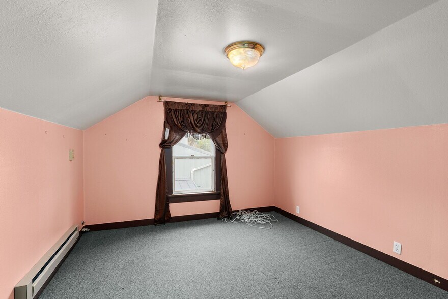 More Photos Of 1017 W Main St, Centralia Flex For Sale