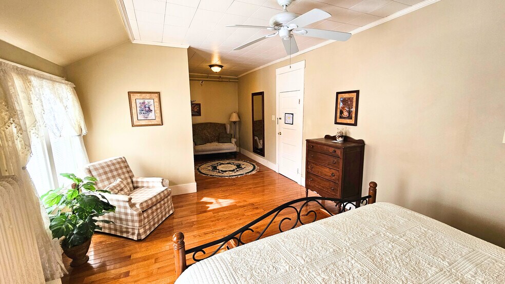 More Photos Of 40 Common St, Chester Hotel For Sale