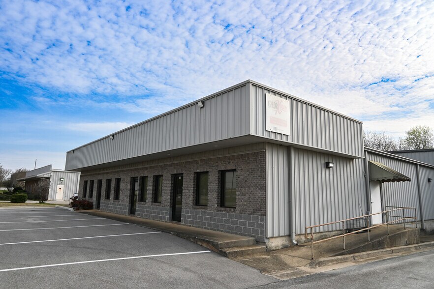 More Photos Of 144 Jetplex Ln, Madison Warehouse For Sale