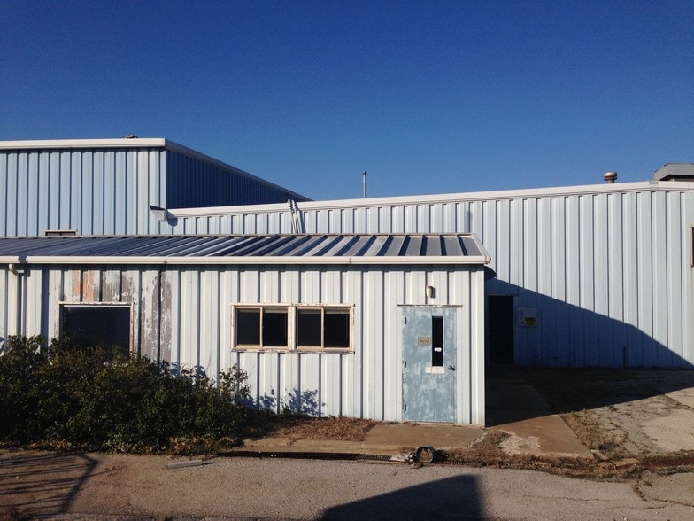 More Photos Of 400 N Harvey St, Seminole Manufacturing For Lease