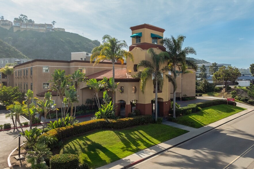 Primary Photo Of 631 Camino del Rio S, San Diego Hotel For Sale