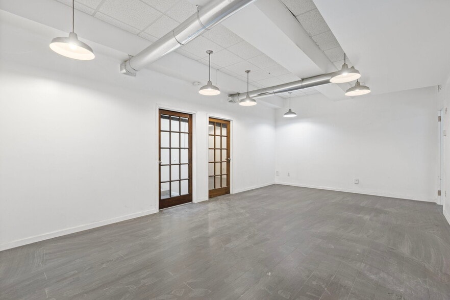 More Photos Of 11-17 43rd Ave, Long Island City Office For Lease