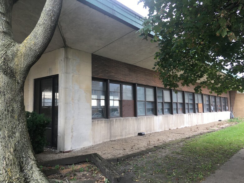 More Photos Of 4440 W Montrose Ave, Chicago Light Manufacturing For Lease
