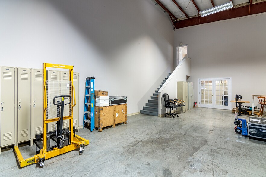 More Photos Of 376 Dry Bridge Rd, North Kingstown Warehouse For Sale