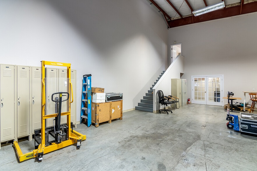 More Photos Of 376 Dry Bridge Rd, North Kingstown Warehouse For Sale