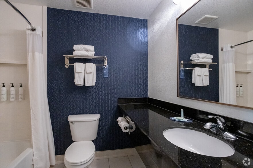 More Photos Of 2400 W Sam Houston Pky S, Houston Hotel For Sale