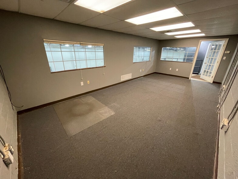 More Photos Of 1371 Saw Mill Run Blvd, Pittsburgh Warehouse For Sale